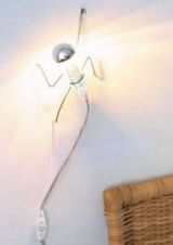 lampka wspinająca się po ścianie